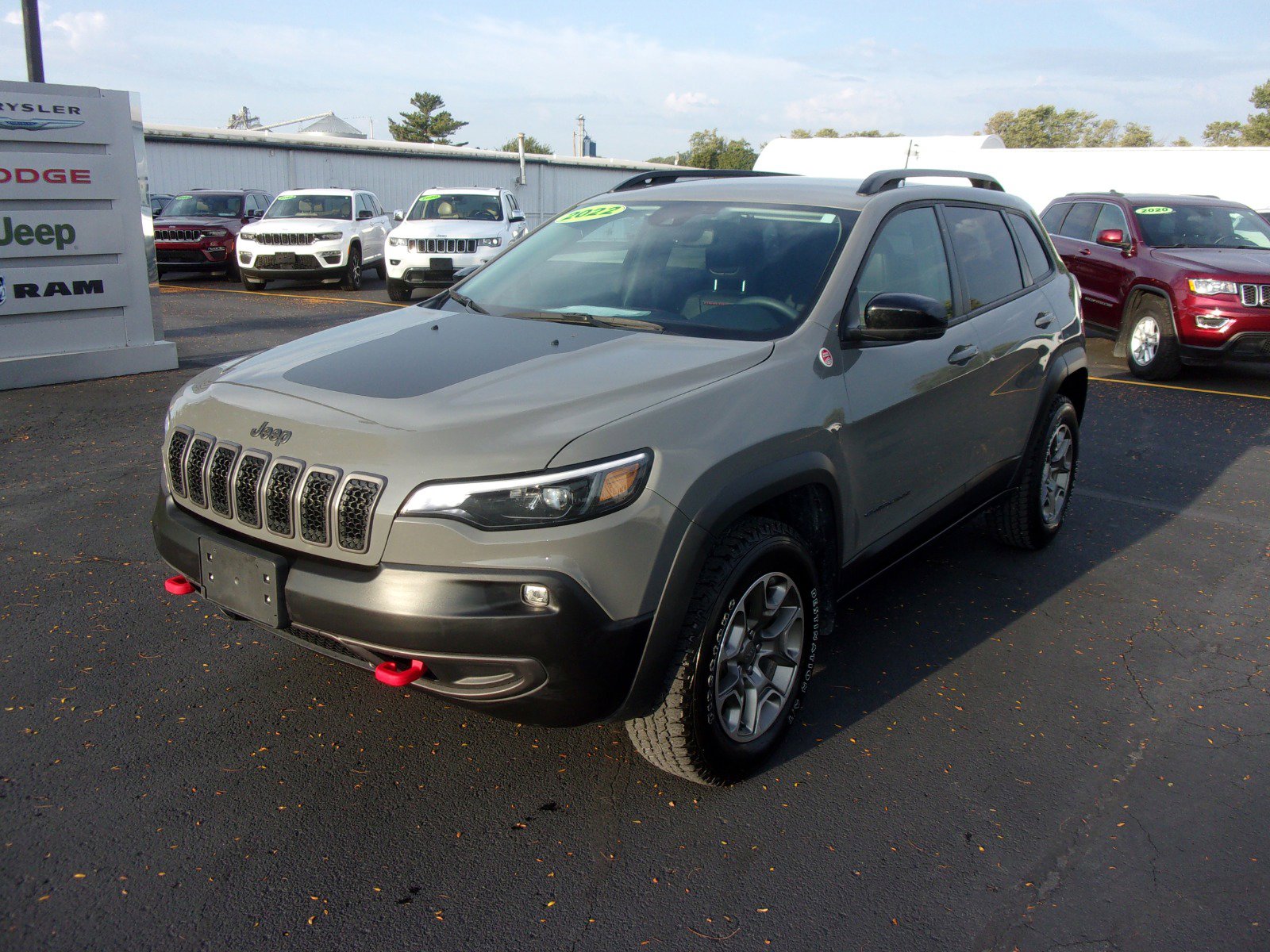 2022 Jeep Cherokee Trailhawk photo 2