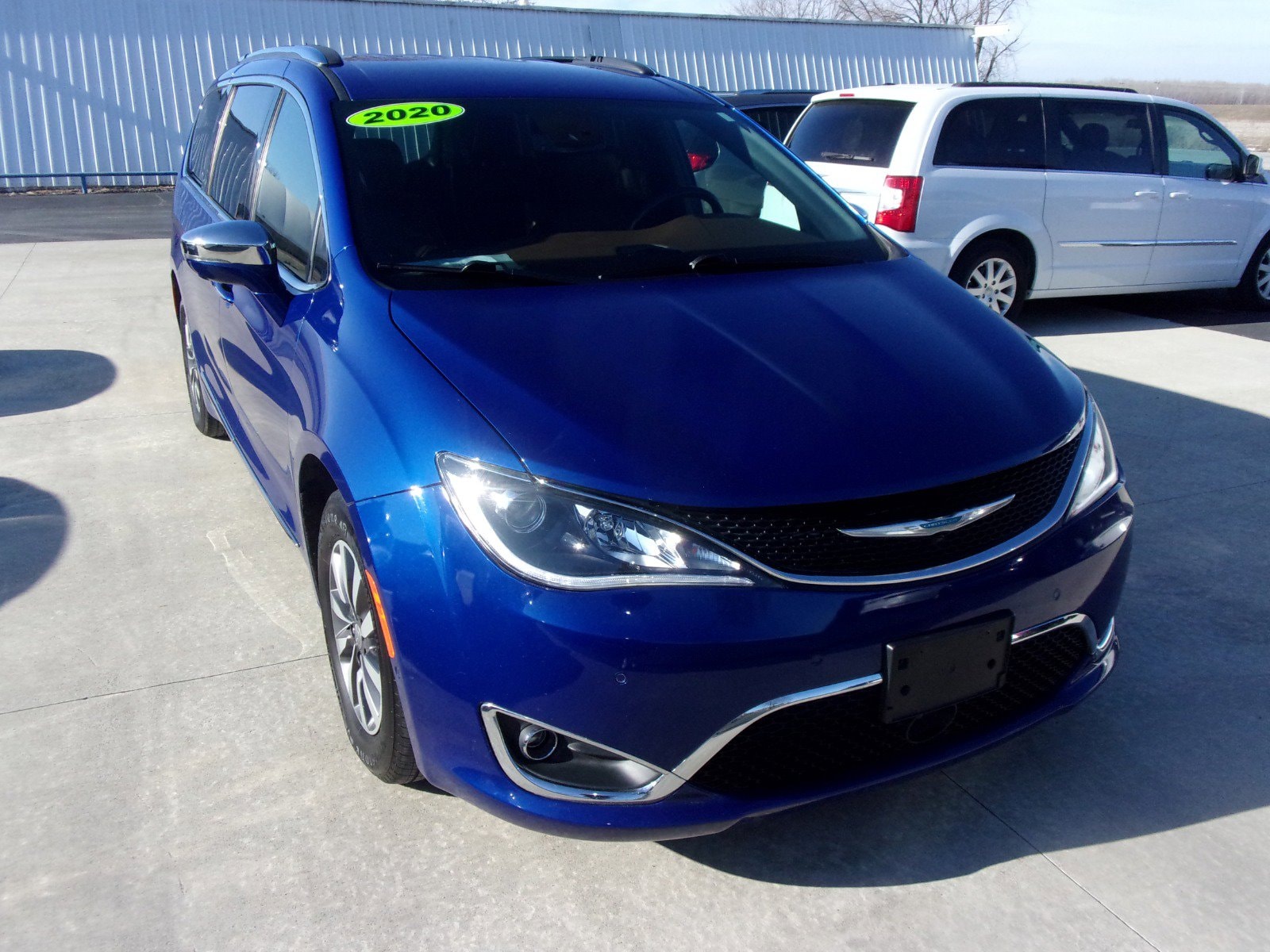 2020 Chrysler Pacifica Hybrid Limited's photo