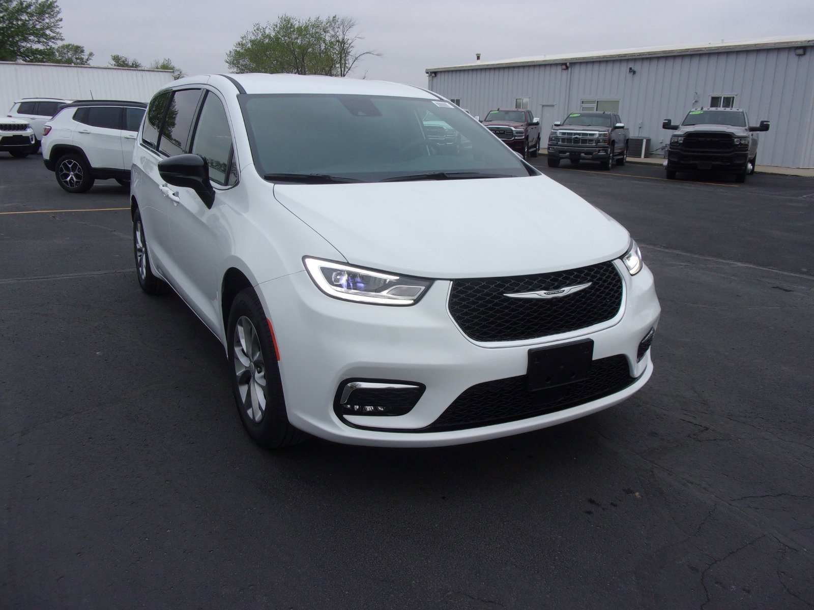 2026 Chrysler Pacifica Select AWD's photo
