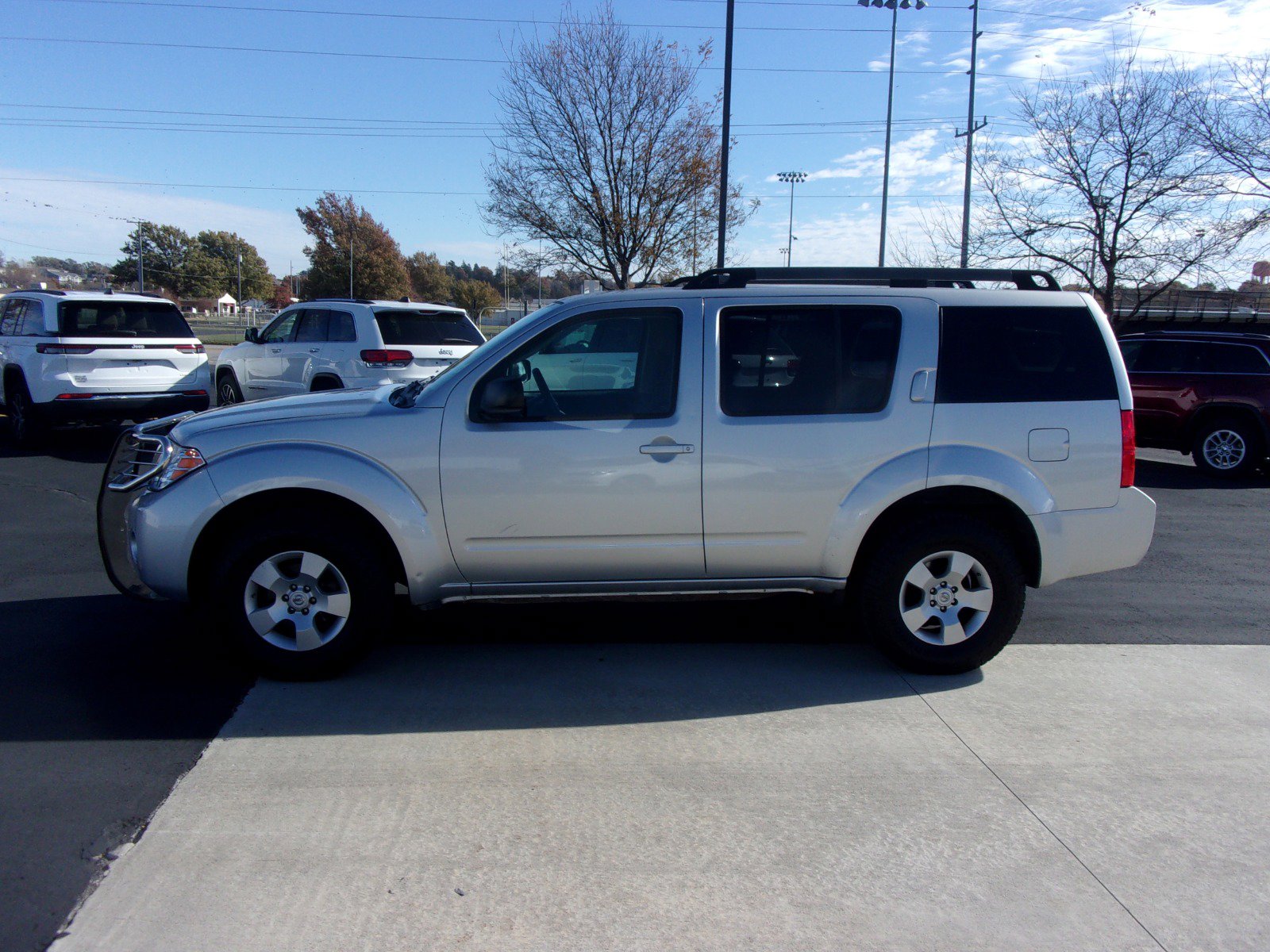 2010 Nissan Pathfinder S photo 2