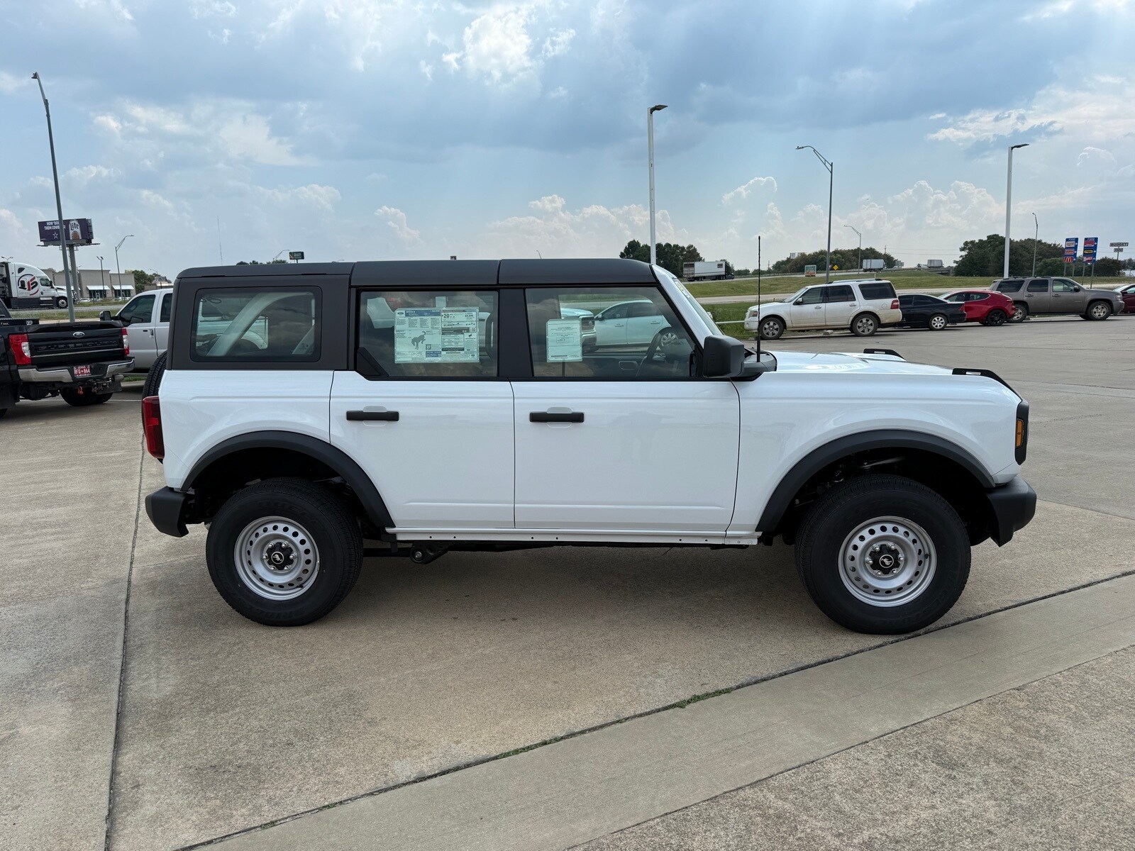 2025 Ford Bronco Base photo 4