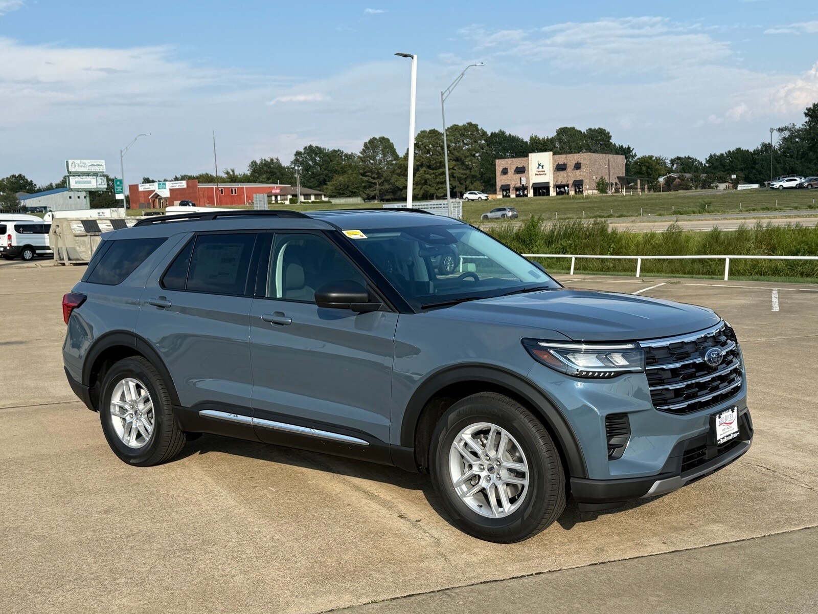 2025 Ford Explorer photo 2