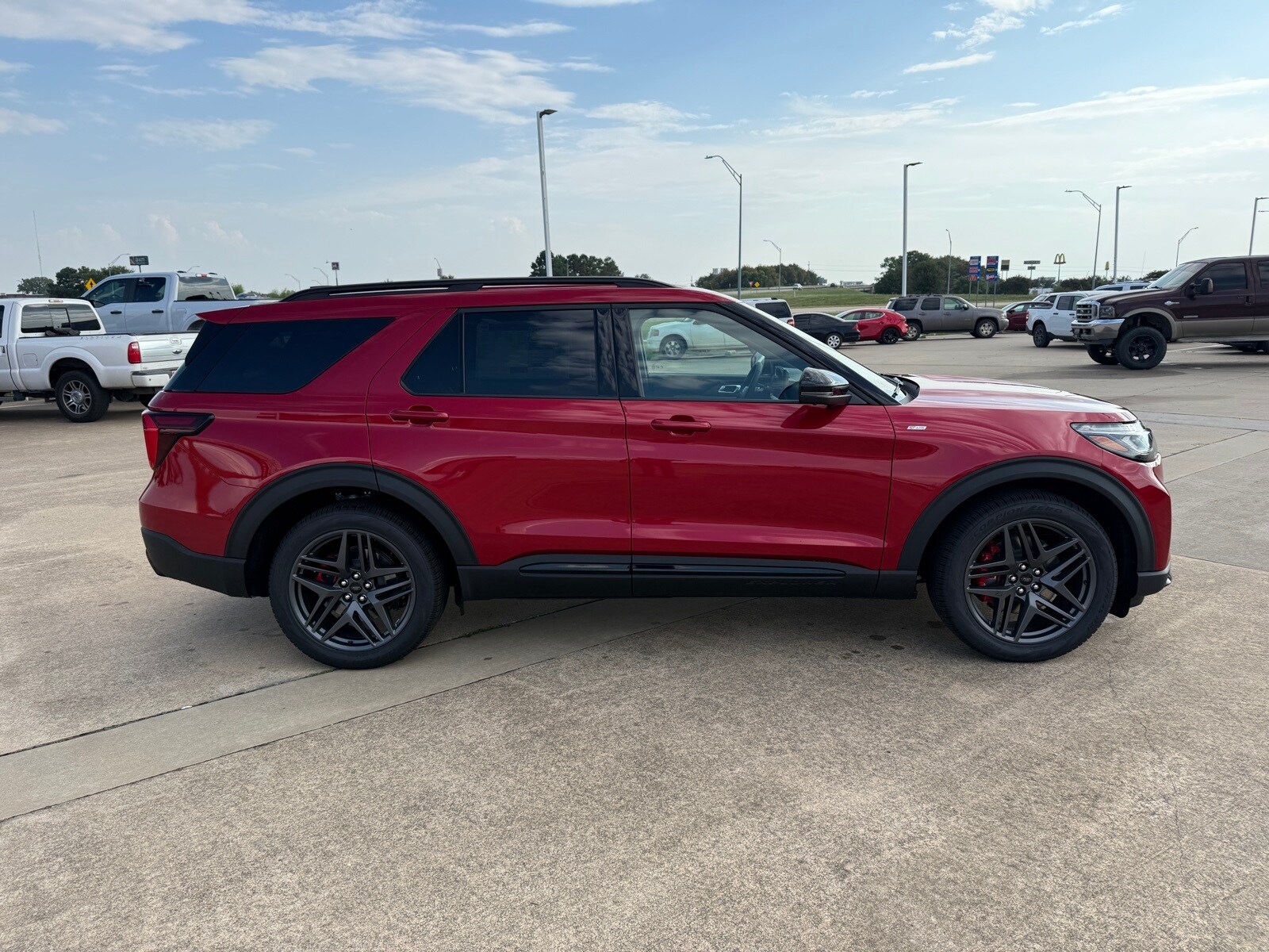 2025 Ford Explorer ST-Line photo 2