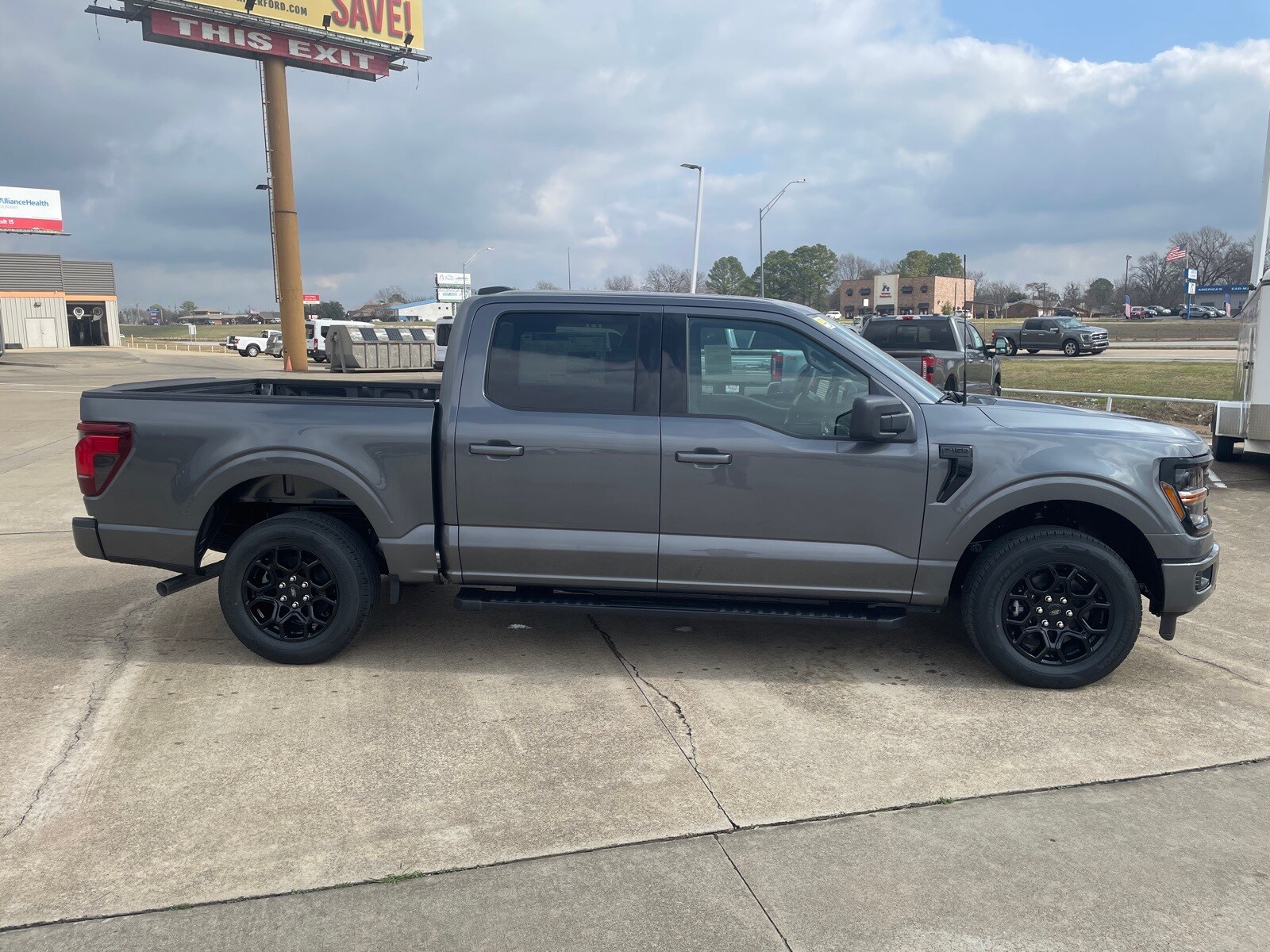 2025 Ford F-150 XLT photo 4