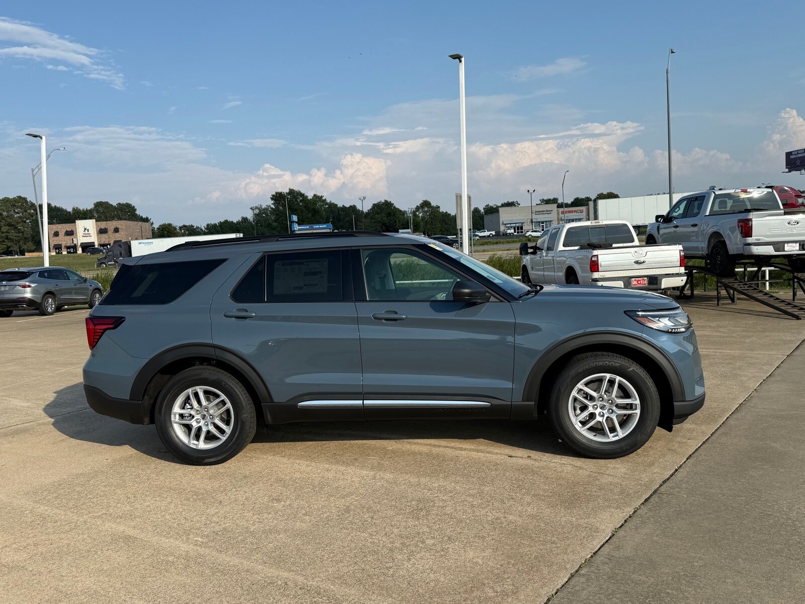 2025 Ford Explorer photo 3