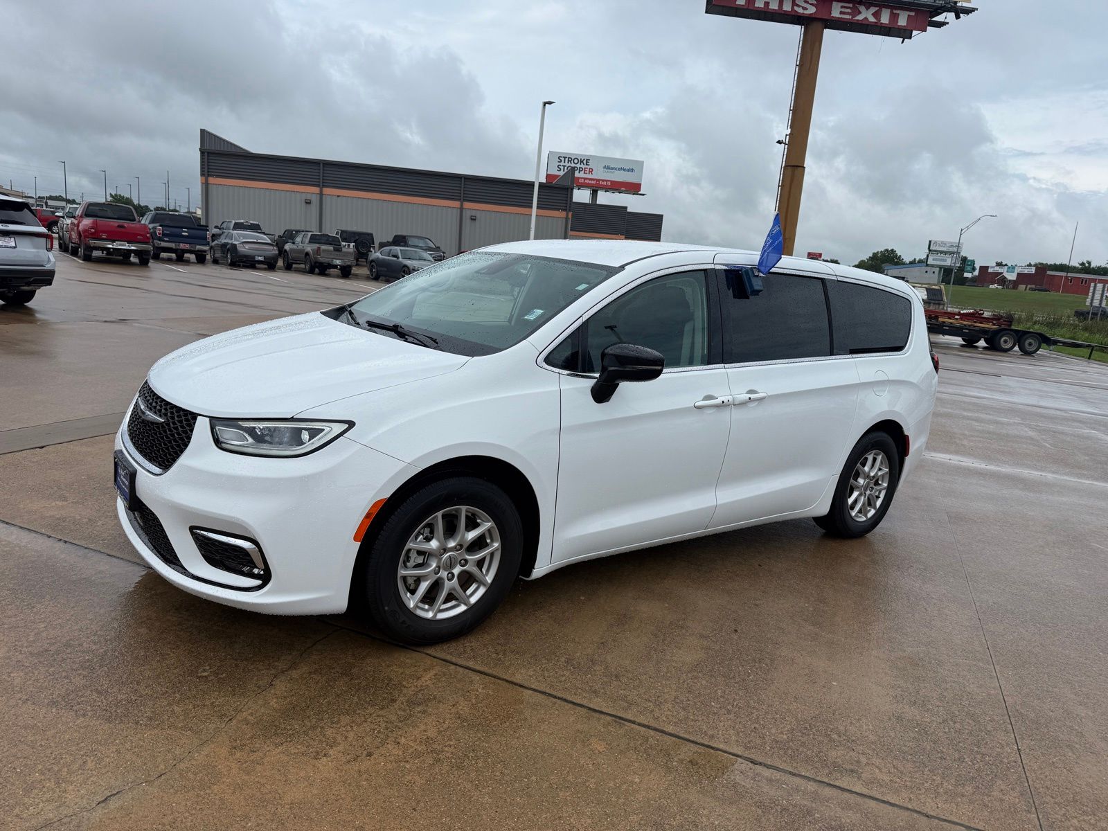 2024 Chrysler Pacifica Touring L's photo