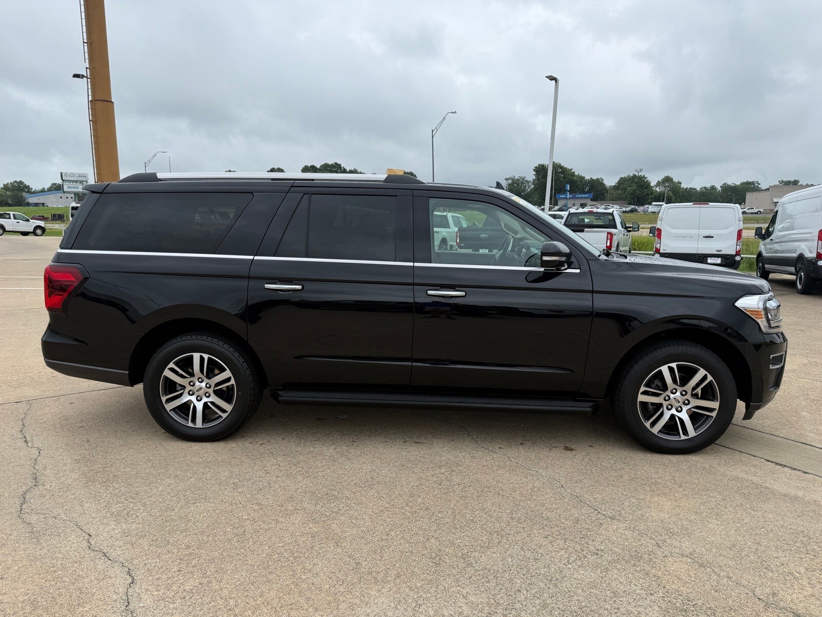 2024 Ford Expedition MAX Limited photo 3