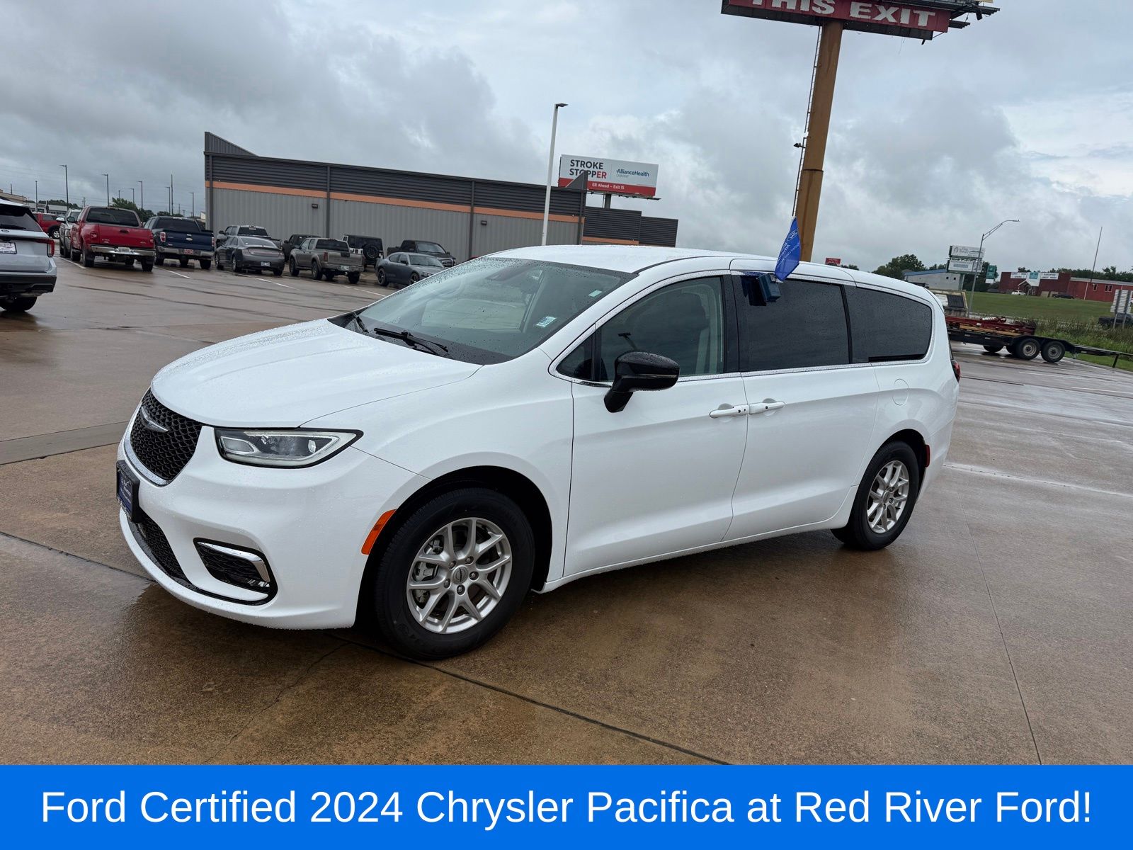 2024 Chrysler Pacifica Touring L's photo