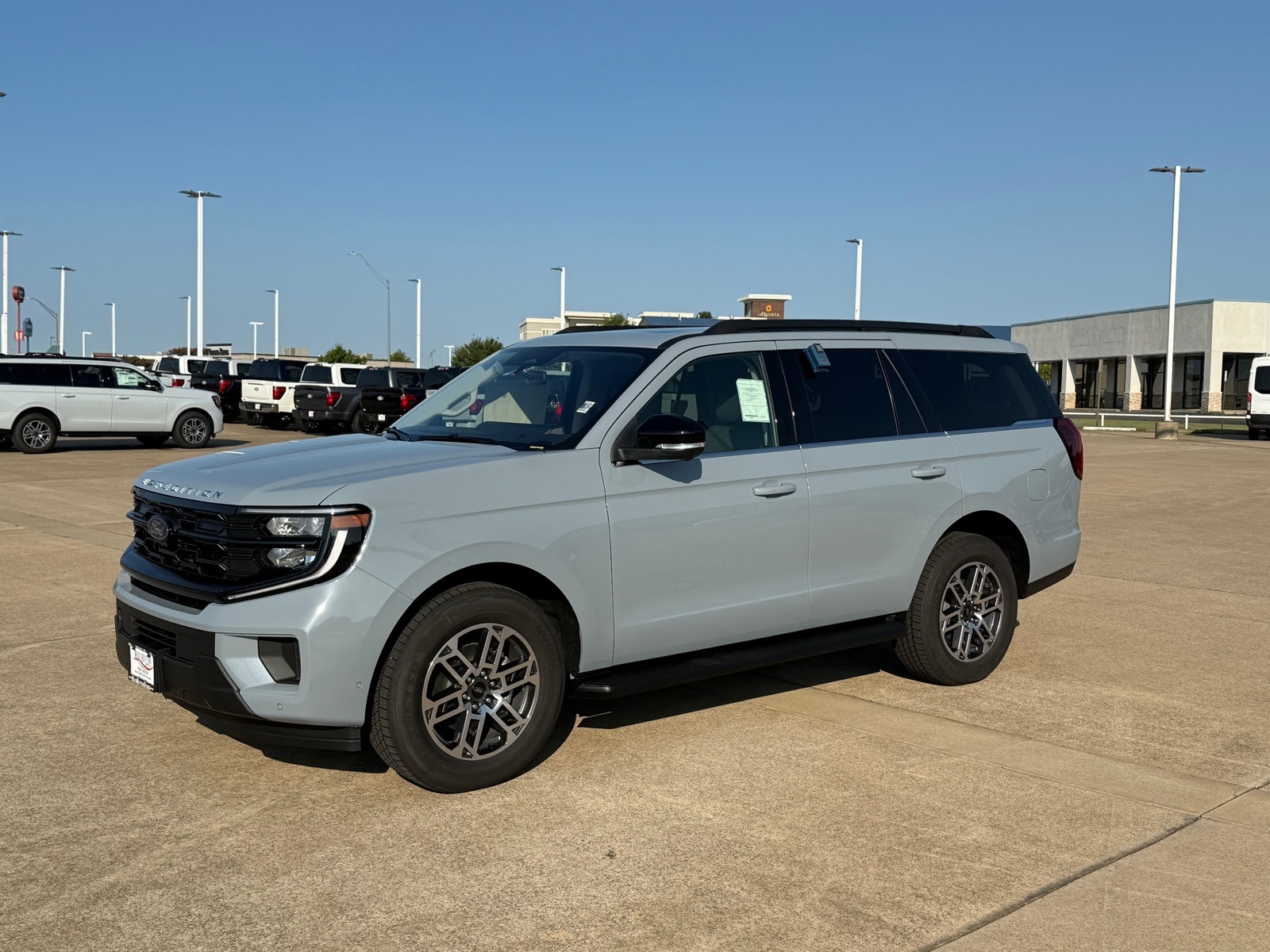 2025 Ford Expedition Active's photo