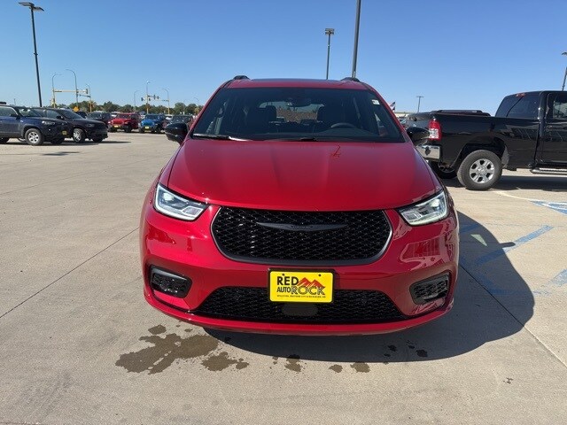 2026 Chrysler Pacifica Limited photo 2