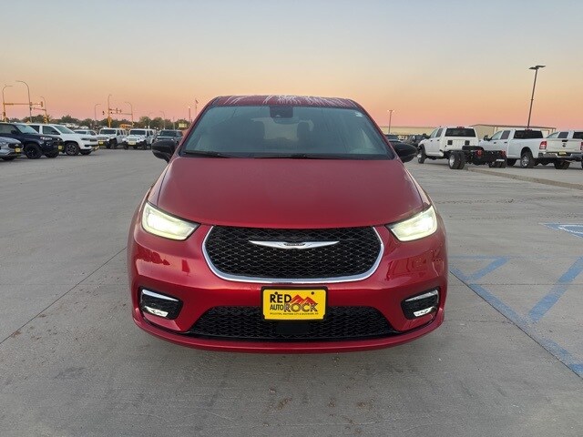 2026 Chrysler Pacifica photo 3