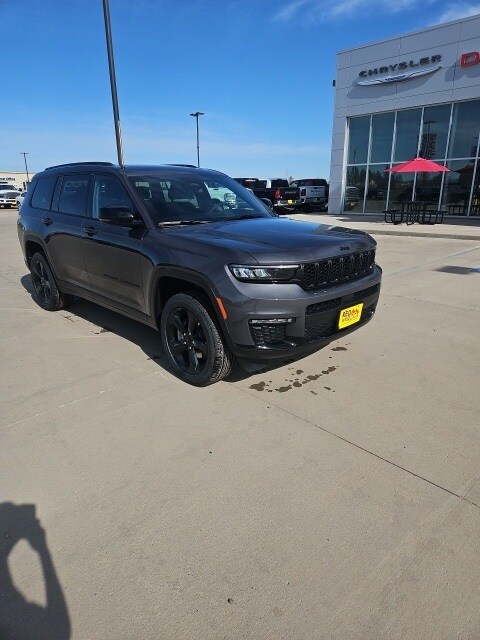 2025 Jeep Grand Cherokee Limited photo 2