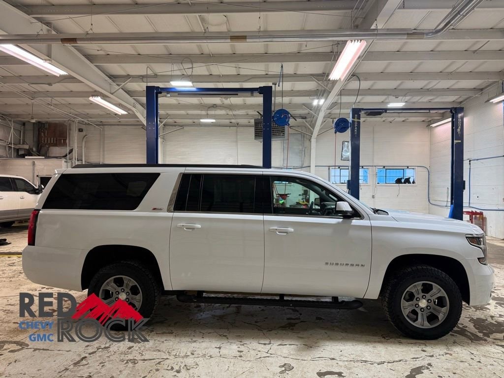 2019 Chevrolet Suburban LT photo 2