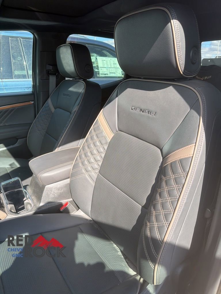 2024 Gmc Canyon Denali photo 2