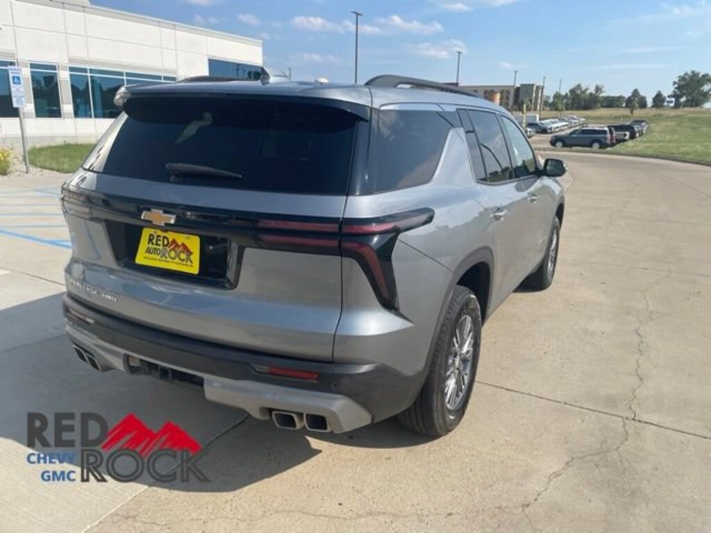 Used 2025 Chevrolet Traverse LT SUV