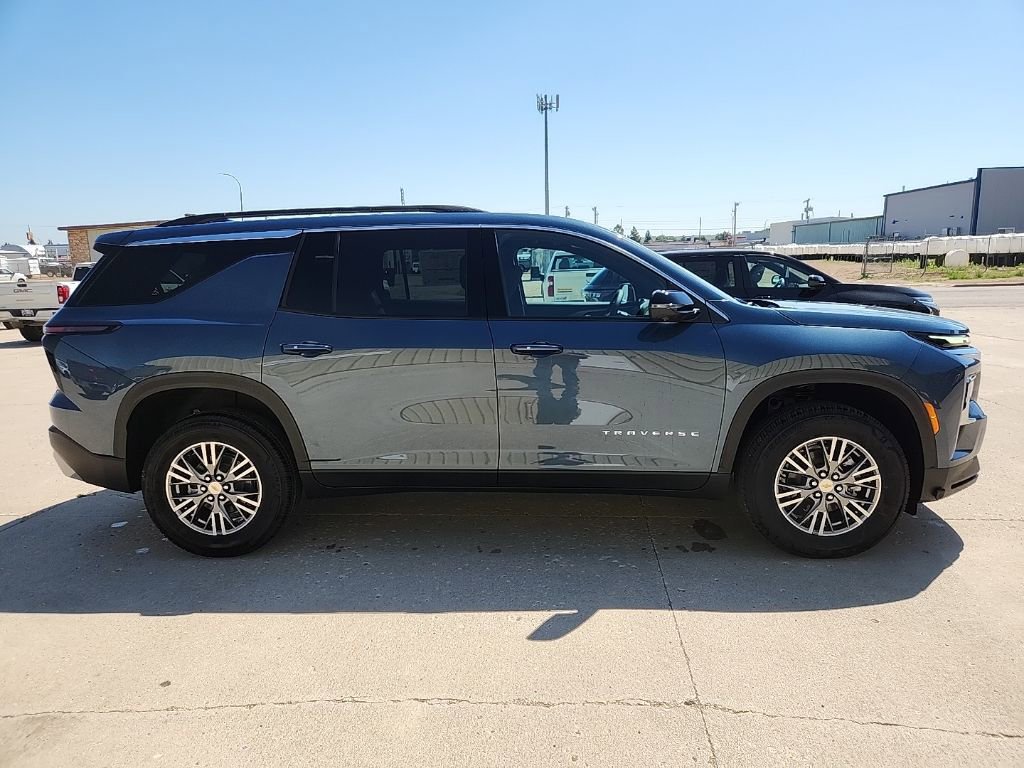 2025 Chevrolet Traverse photo 4