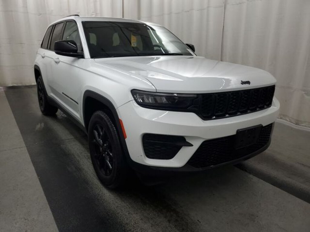 Used 2025 Jeep Grand Cherokee Altitude SUV