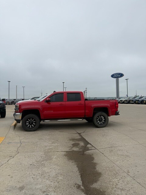 2017 Chevrolet Silverado 1500 LT photo 4