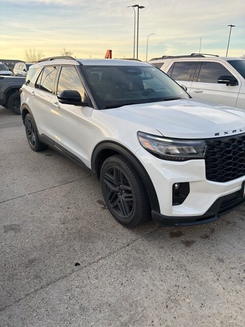 2025 Ford Explorer ST photo 2