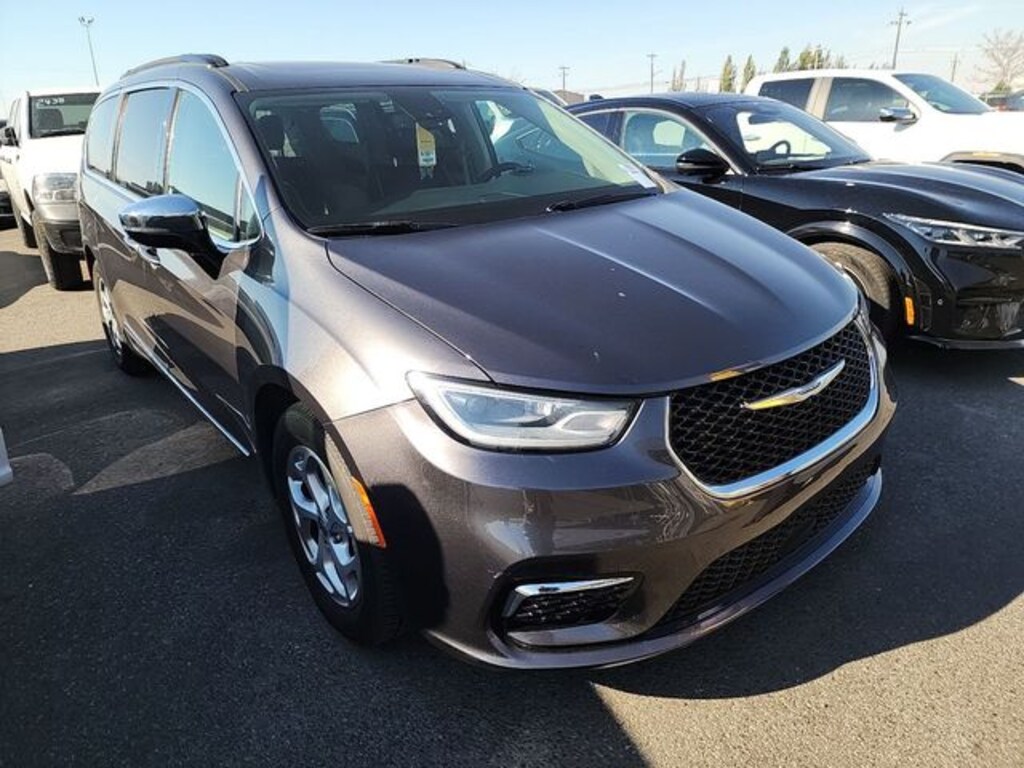 Used 2023 Chrysler Pacifica Limited Minivan/Van