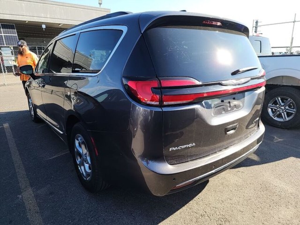 Used 2023 Chrysler Pacifica Limited Minivan/Van