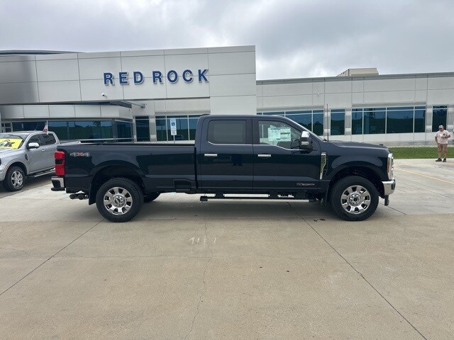 2025 Ford F-250 Lariat photo 2