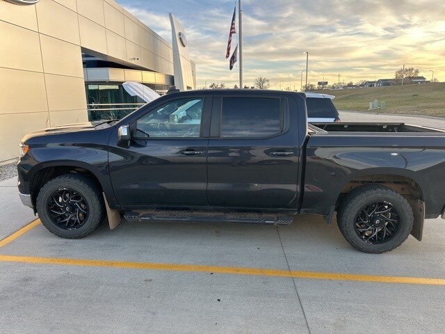 2022 Chevrolet Silverado 1500 LT photo 3