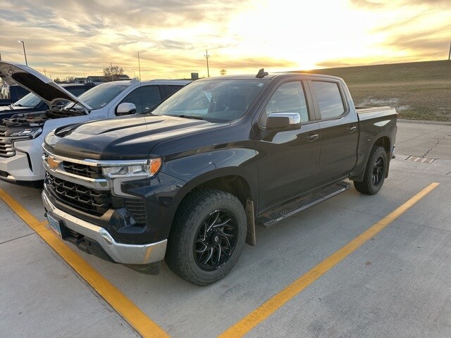2022 Chevrolet Silverado 1500 LT photo 2