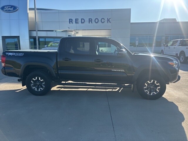 2017 Toyota Tacoma SR5 V6 photo 2