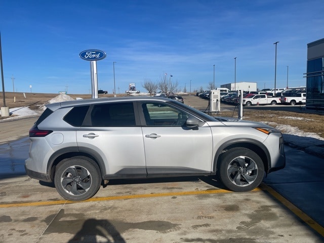 2024 Nissan Rogue SV photo 3