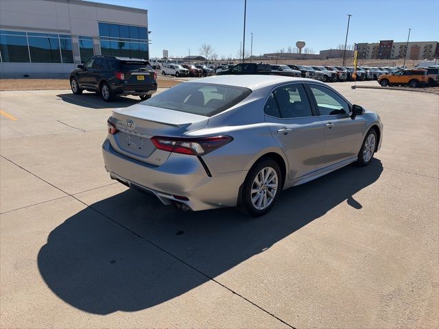 2022 Toyota Camry SE photo 2