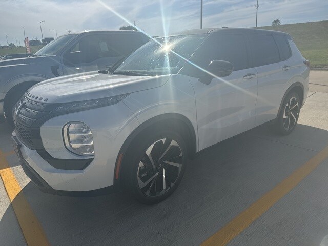 2022 Mitsubishi Outlander ES photo 2