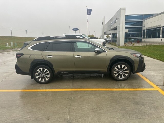 2023 Subaru Outback Touring photo 3