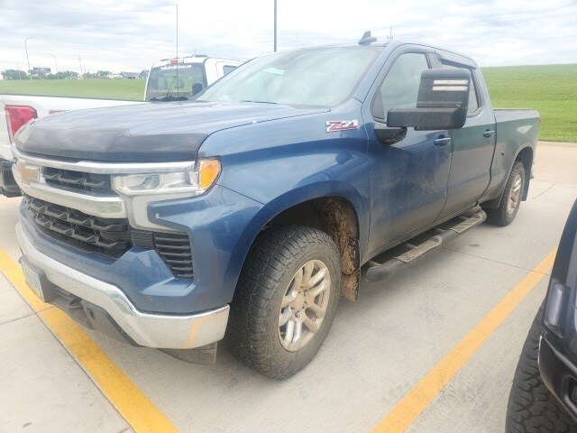 2024 Chevrolet Silverado 1500 photo 2