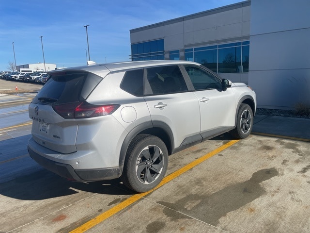 2024 Nissan Rogue SV photo 4