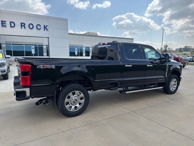 2025 Ford F-250 Lariat photo 2