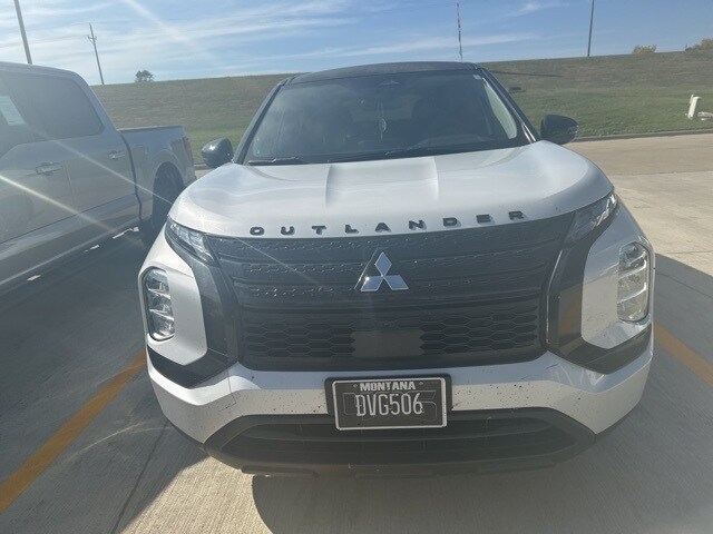 2022 Mitsubishi Outlander ES photo 3