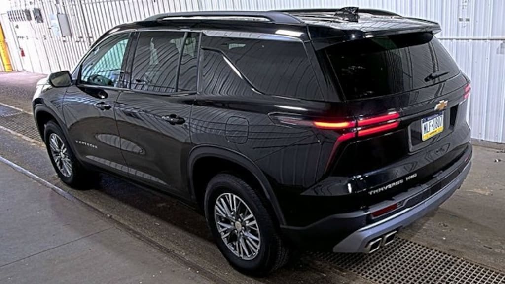 Used 2025 Chevrolet Traverse LT SUV