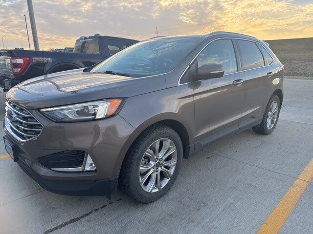 2019 Ford Edge Titanium photo 2