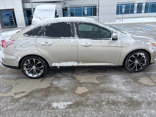 2017 Ford Focus SE photo 2