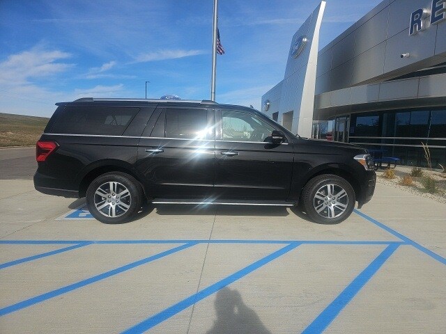 2023 Ford Expedition MAX Limited photo 2