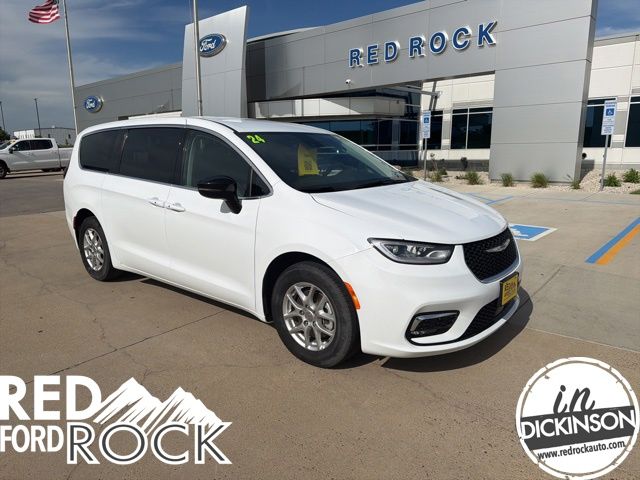 2024 Chrysler Pacifica Touring L's photo
