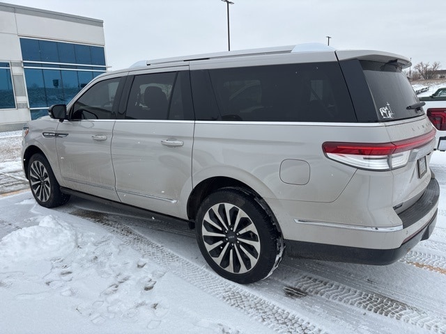 2024 Lincoln Navigator L photo 2