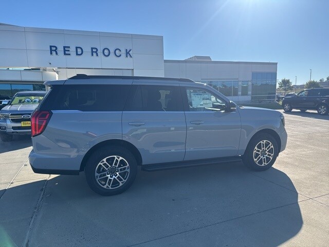 2025 Ford Expedition photo 2