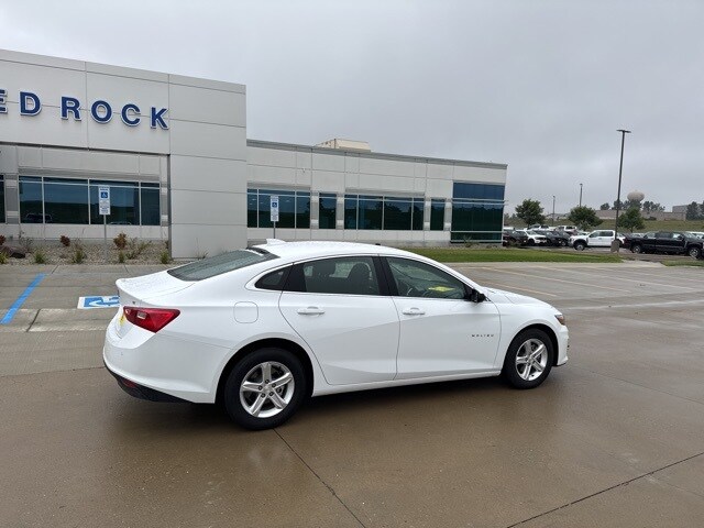 2024 Chevrolet Malibu 1LT photo 3
