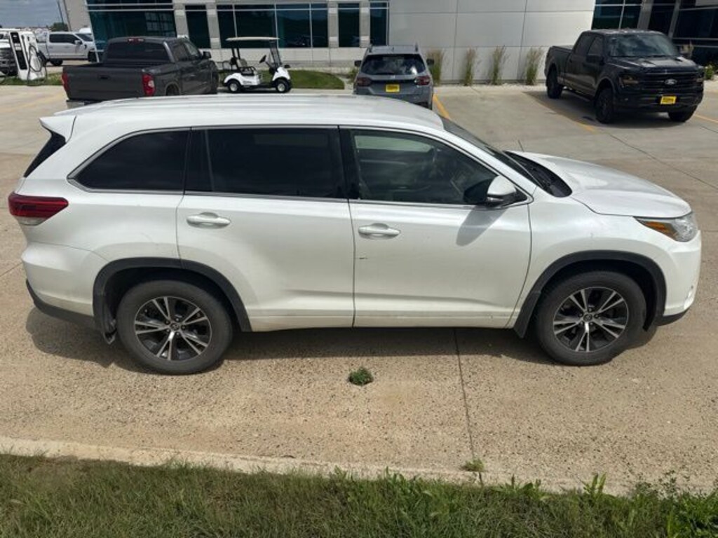 Used 2018 Toyota Highlander LE SUV