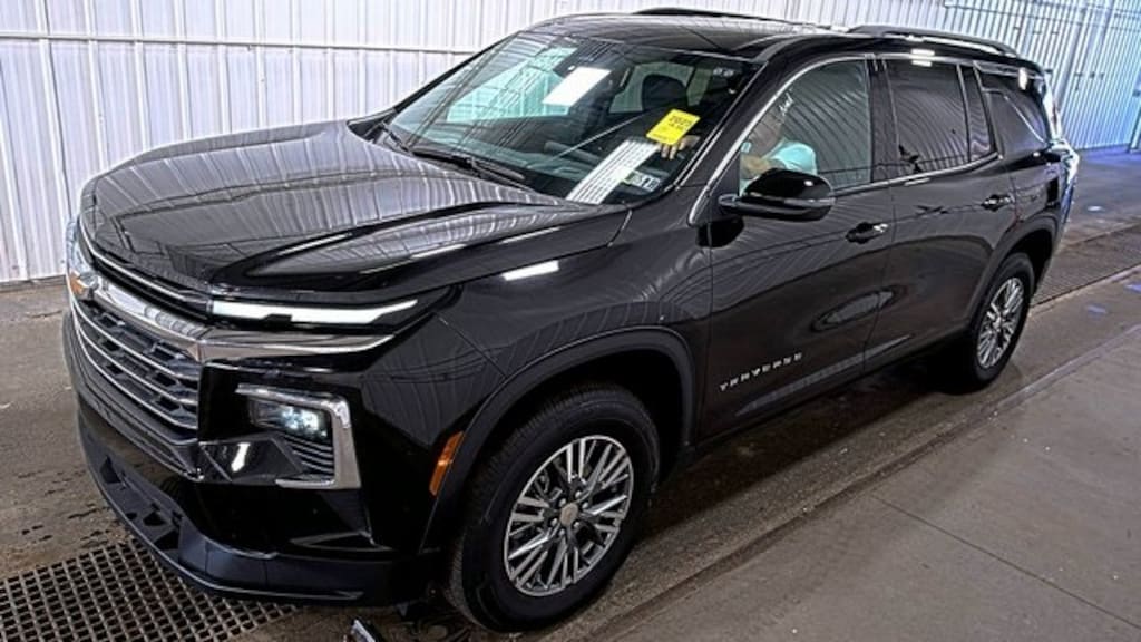 Used 2025 Chevrolet Traverse LT SUV