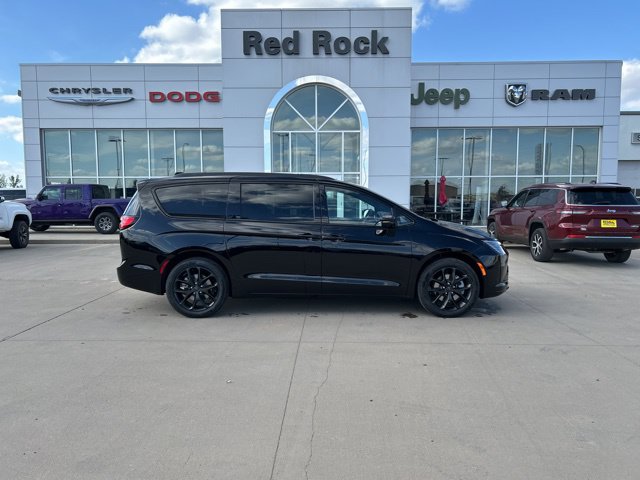 New 2027 Chrysler Pacifica Limited Minivan/Van