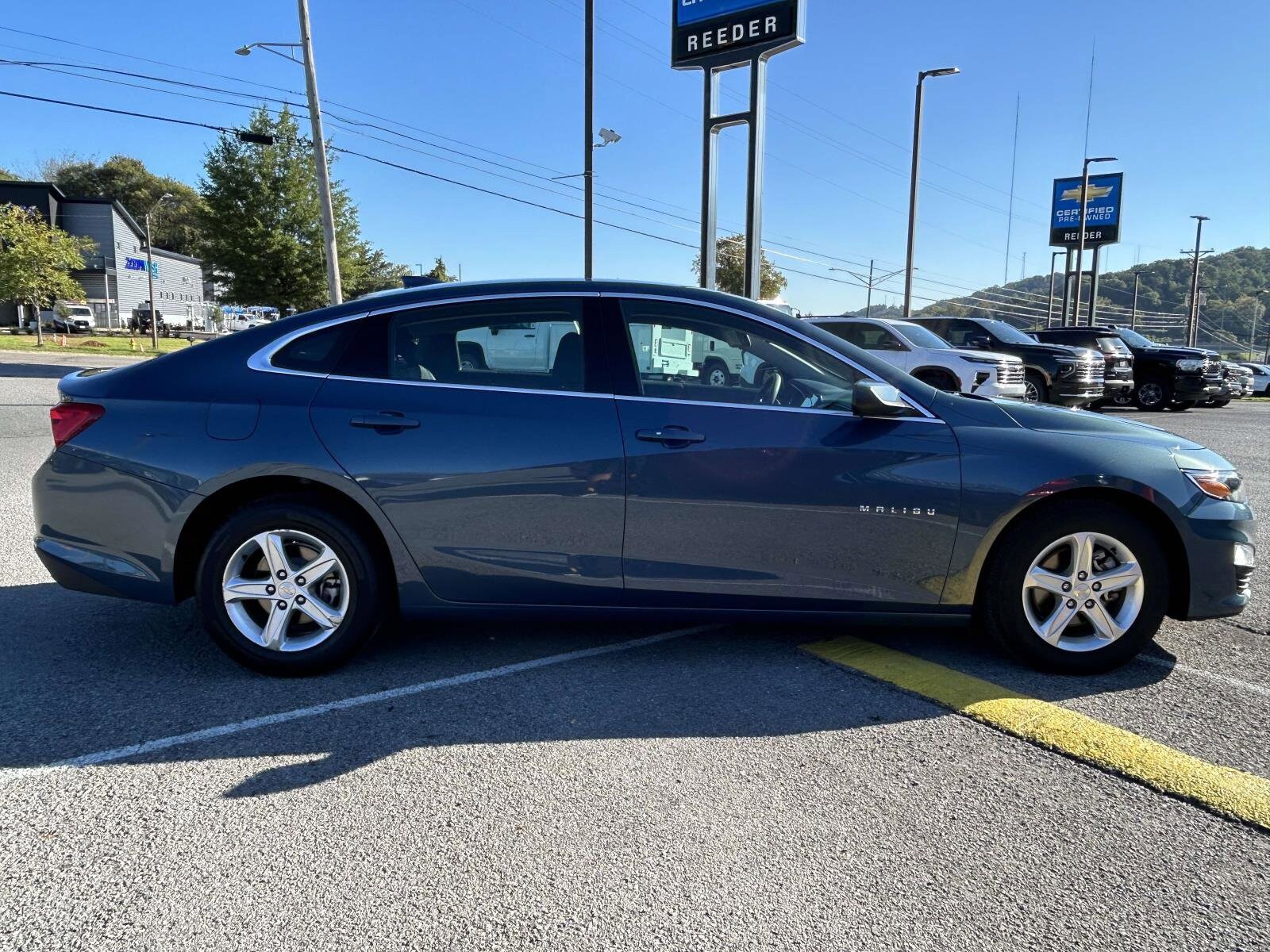 2024 Chevrolet Malibu 1LT photo 2