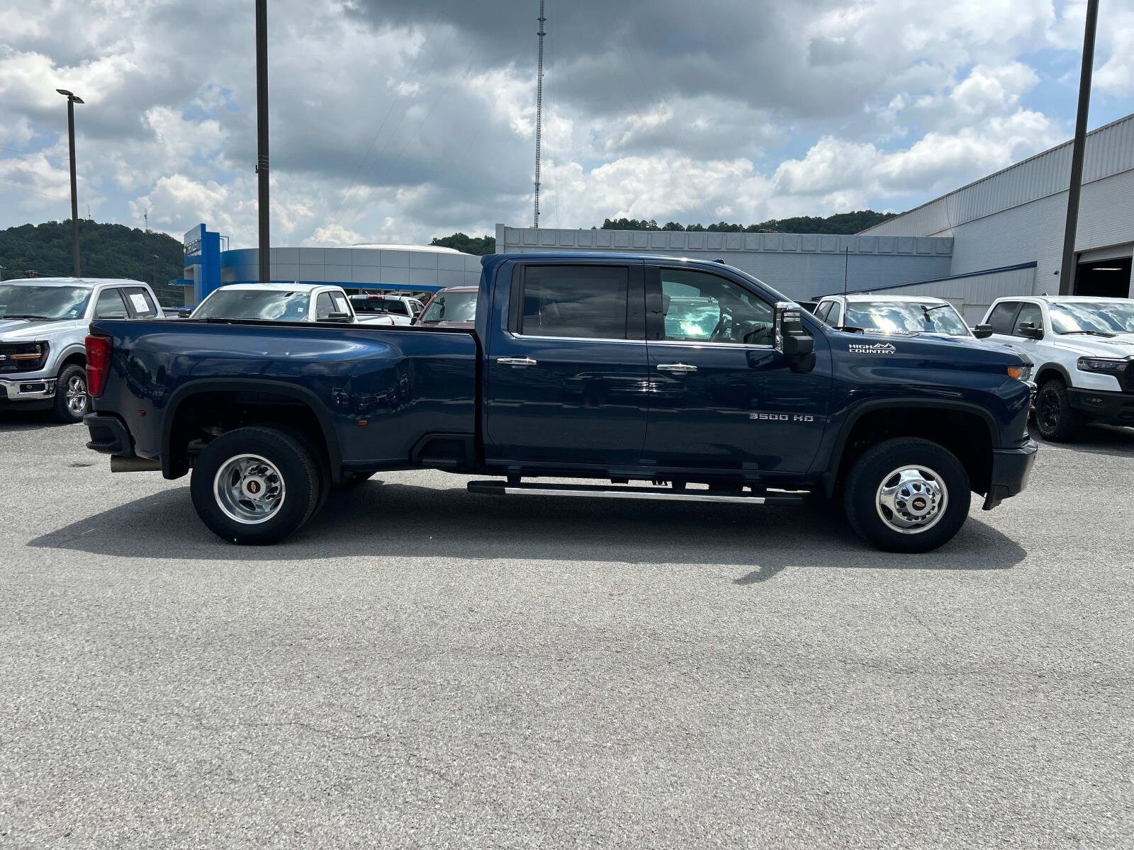 2022 Chevrolet Silverado 3500HD High Country photo 2
